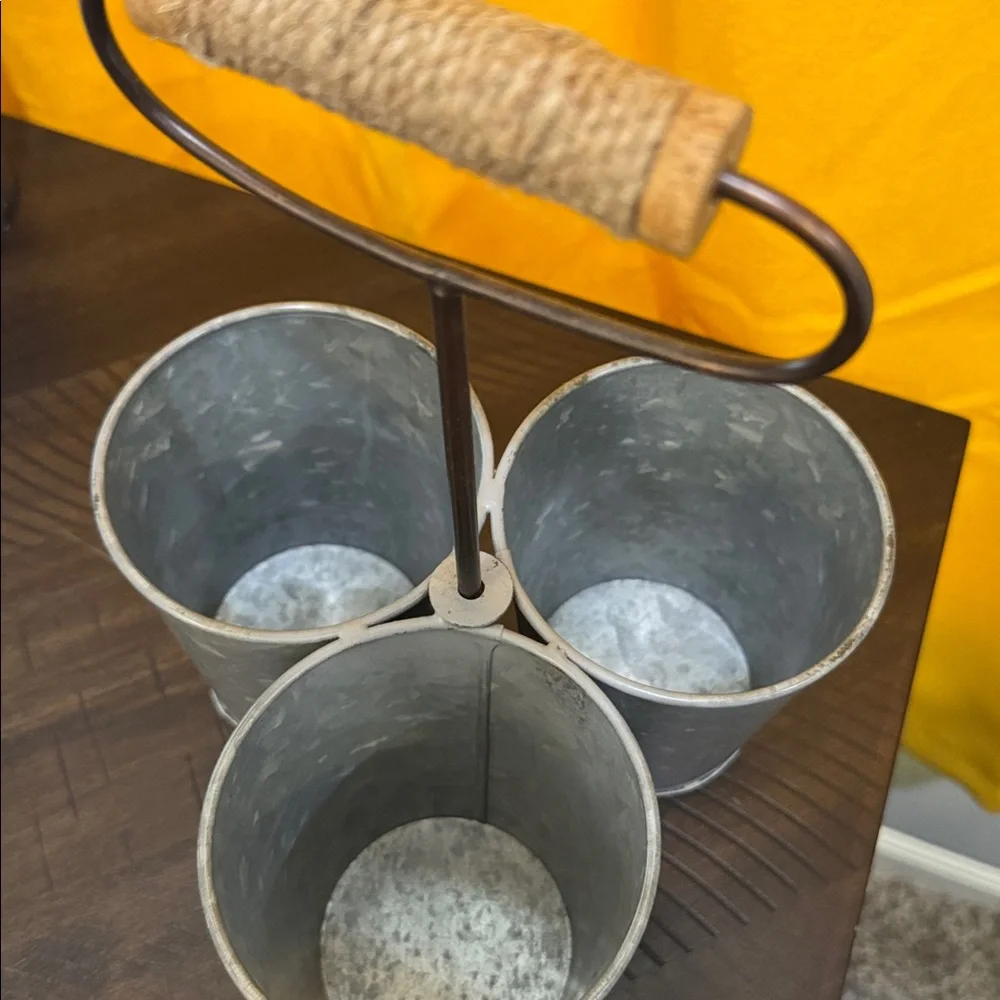 Farmhouse utensil holder